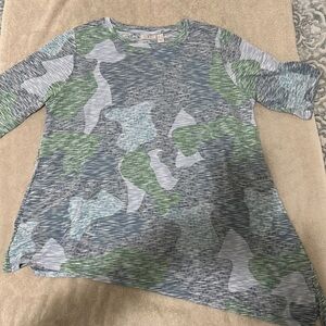 Tunic top with asymmetrical hemline and side slits pockets. Multiple colors.